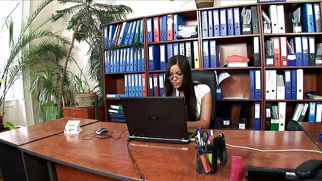 Trẻ brunette nắm gái xinh hàn quốc xxx tay sau deepthroat