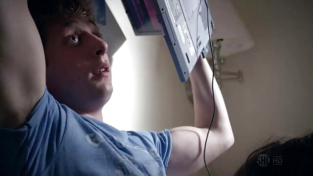 Lồn cạo được kích xxxhanquoc thích bằng máy rung và ghim quần áo