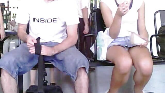 Slutty brunette người giúp việc sex han quoc xxx chơi với đồ chơi trên phòng tắm sàn sau đó fucks hai kẻ