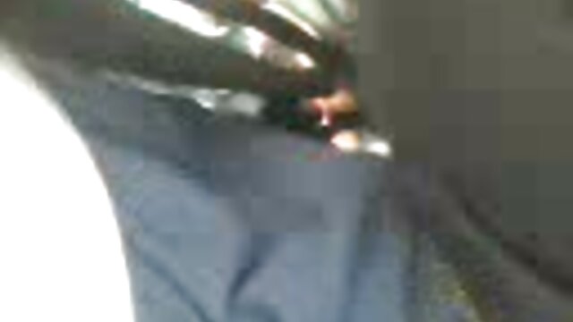 Một dương vật giả khổng lồ màu tím xx video han quoc trong âm hộ của Julie Kay