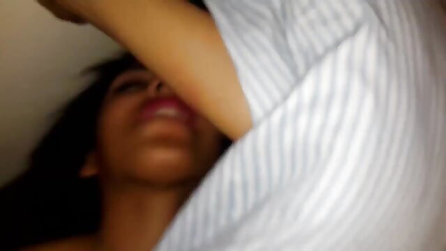 Trưởng gai han xxx thành tóc vàng Babe show off cô ấy lớn tits trong taxi taxi sau đó fucks