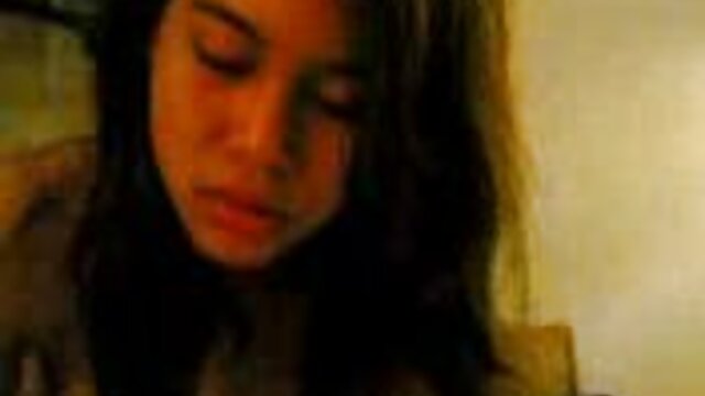 Phù hợp brunette trong đồ lót gái xinh hàn quốc xxx chấm bi có một máy rung để phù hợp